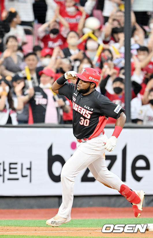 8회초 2사 KIA 소크라테스가 우월 솔로 홈런을 날린 후 그라운드를 돌고 있다. 2022.06.04 /rumi@osen.co.kr