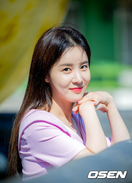 배우 손성윤이 인터뷰 전 카메라 앞에서 포즈를 취하고 있다. 22.05.26 /rumi@osen.co.kr