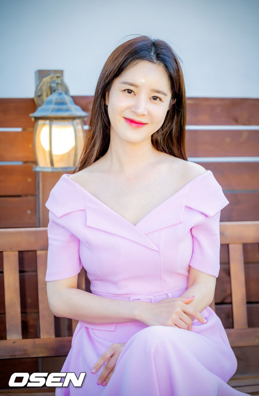배우 손성윤이 인터뷰 전 카메라 앞에서 포즈를 취하고 있다. 22.05.26 /rumi@osen.co.kr