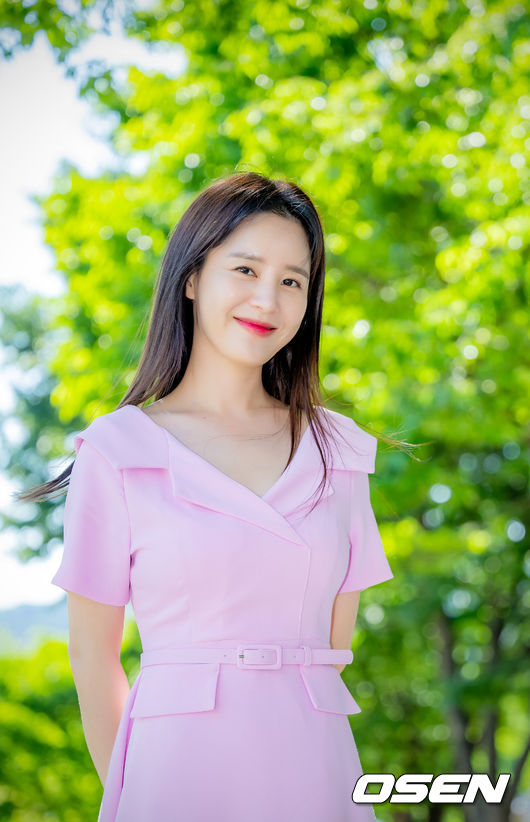 배우 손성윤이 인터뷰 전 카메라 앞에서 포즈를 취하고 있다. 22.05.26 /rumi@osen.co.kr
