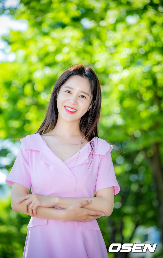 배우 손성윤이 인터뷰 전 카메라 앞에서 포즈를 취하고 있다. 22.05.26 /rumi@osen.co.kr