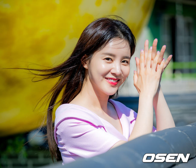 배우 손성윤이 인터뷰 전 카메라 앞에서 포즈를 취하고 있다. 22.05.26 /rumi@osen.co.kr