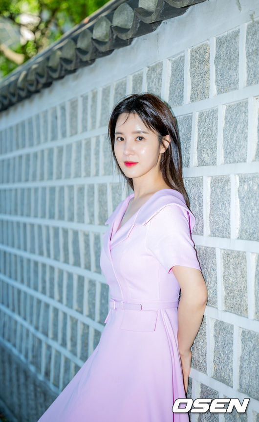 배우 손성윤이 인터뷰 전 카메라 앞에서 포즈를 취하고 있다. 22.05.26 /rumi@osen.co.kr