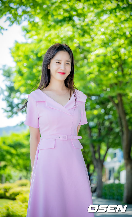 배우 손성윤이 인터뷰 전 카메라 앞에서 포즈를 취하고 있다. 22.05.26 /rumi@osen.co.kr
