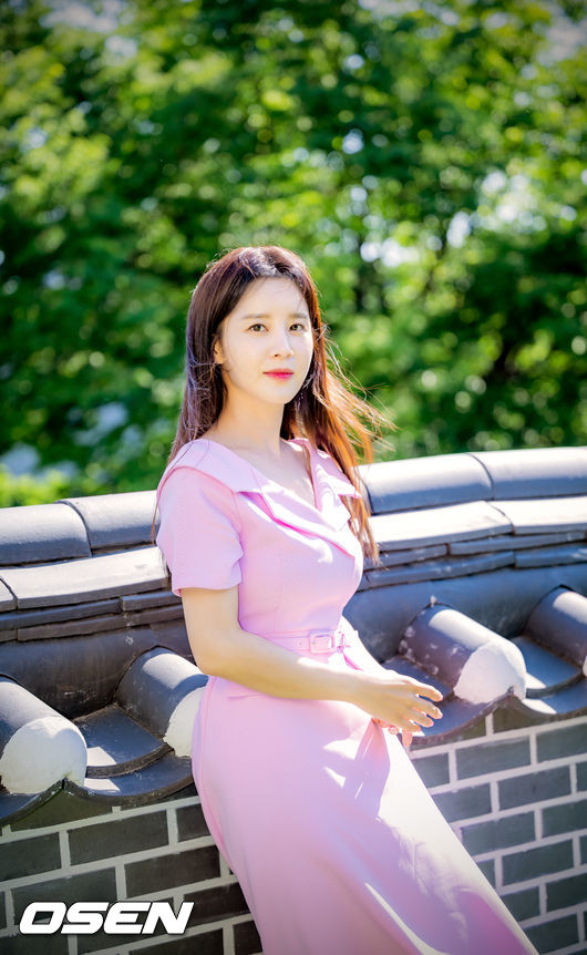배우 손성윤이 인터뷰 전 카메라 앞에서 포즈를 취하고 있다. 22.05.26 /rumi@osen.co.kr