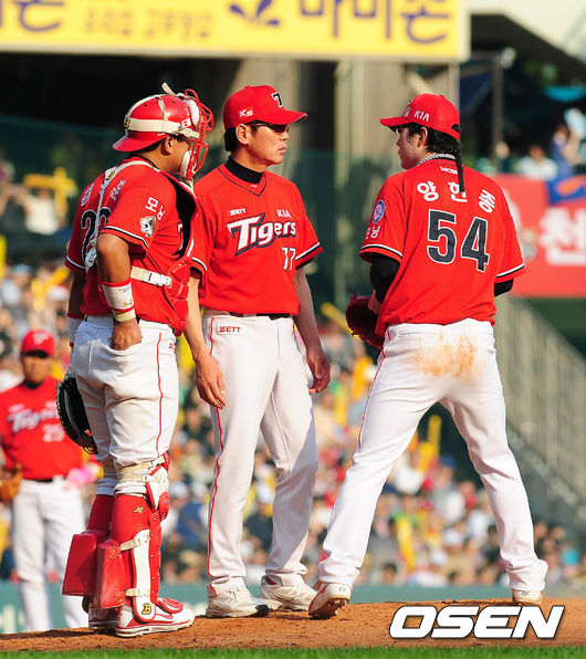 KIA 시절 이강철 코치-양현종 2011.07.09 / OSEN DB