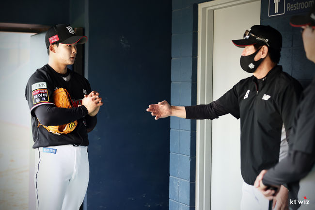 KT 이채호(좌)와 이강철 감독 / KT 위즈 제공