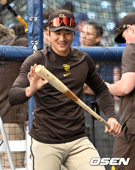 7번타자 유격수로 선발 출격하는 샌디에이고 김하성이 타격 훈련 중 미소짓고 있다. 2022.06.04 / dreamer@osen.co.kr