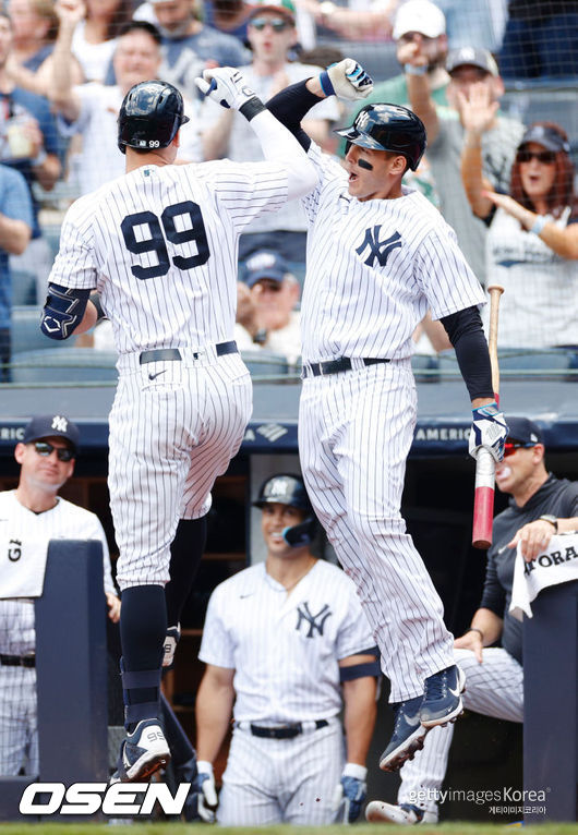 [사진] 1회 홈런을 친 애런 저지(왼쪽)가 앤서니 리조와 세리머니를 하고 있다. ⓒGettyimages(무단전재 및 재배포 금지)