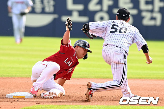 1회초 2사 1루에서 SSG 하재훈이 LG 손호영에 앞서 2루 도루에 성공하고 있다. 2022.06.04 /jpnews@osen.co.kr