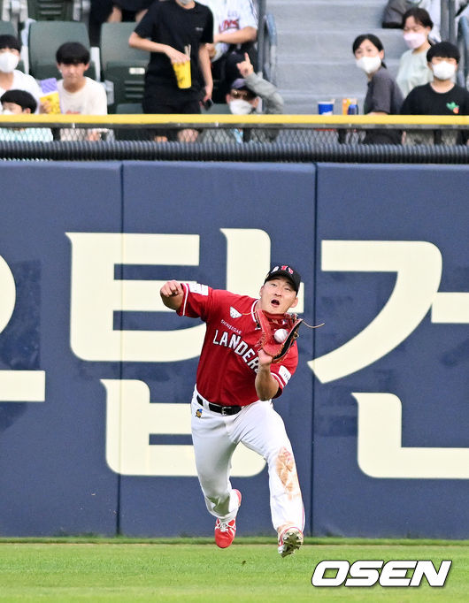 5회말 2사 2루에서 SSG 하재훈이 LG 송찬의의 좌익수 플라이 타구를 처리하고 있다. 2022.06.04 /jpnews@osen.co.kr