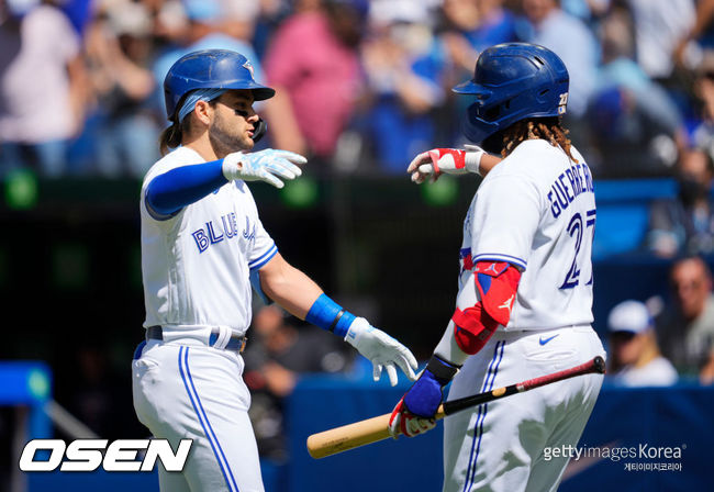 [사진] 보 비셋(왼쪽)이 홈런을 치고 난 뒤 블라디미르 게레로 주니어와 기뻐하고 있다. ⓒGettyimages(무단전재 및 재배포 금지)