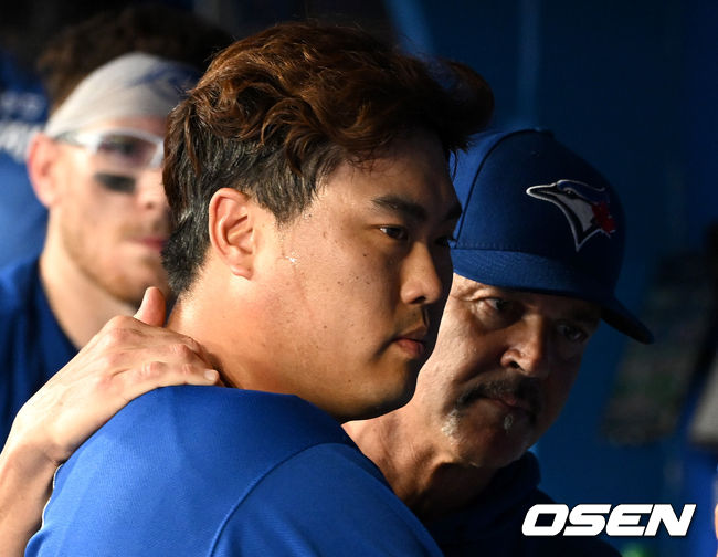 4회초 투구를 마친 토론토 선발 류현진이 피트 워커 투수코치와 대화를 나누고 있다. 2022.06.02