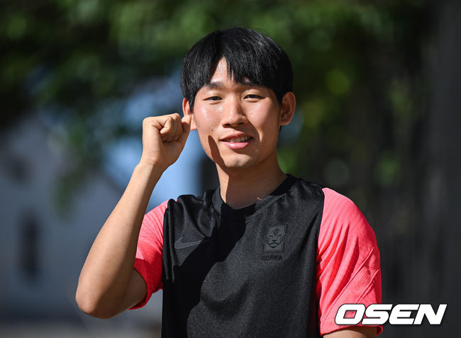 4일 오후(한국시간) 우즈베키스탄 타슈켄트 자 스타디움에서 황선홍 감독이 이끄는 23세 이하(U-23) 남자 축구대표팀이 ‘아시아축구연맹(AFC) U-23 아시안컵’을 앞두고 훈련을 진행했다.대표팀 홍현석이 OSEN과 인터뷰에 앞서 포즈를 취하고 있다. 2022.06.04 /cej@osen.co.kr