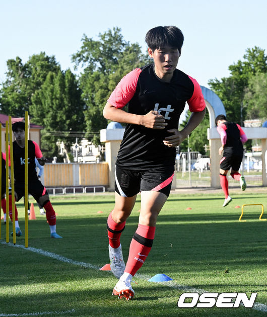 31일 오후(한국시간) 우즈베키스탄 키브레이에 위치한 키브레이 경기장(Kibray stadium)에서 황선홍 감독이 이끄는 23세 이하(U-23) 남자 축구대표팀이 ‘아시아축구연맹(AFC) U-23 아시안컵’을 앞두고 훈련을 진행했다.U-23 대표팀 홍현석이 훈련을 하고 있다. 2022.05.31 /cej@osen.co.kr