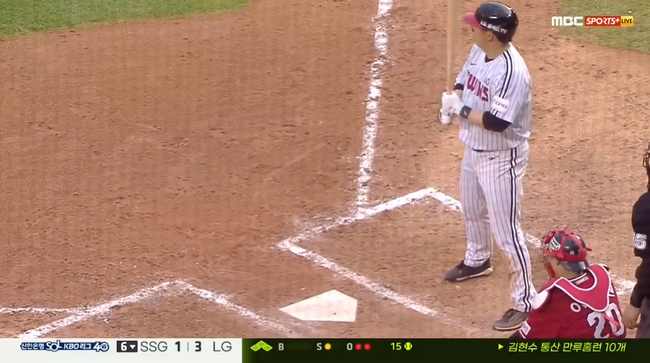 김현수가 몸쪽 타이트한 공간을 만들며 여유를 주지 않는다. MBC Sports+ 중계화면