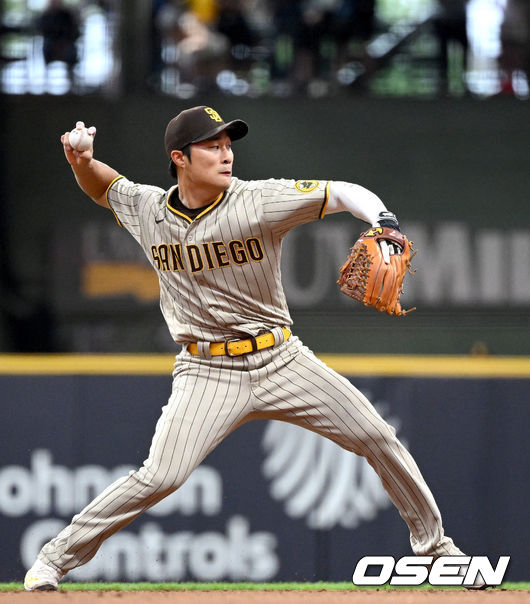 9회말 무사 선두타자로 나선 밀워키 피터슨의 땅볼 타구를 잡은 샌디에이고 유격수 김하성이 1루로 송구하고 있다. 2022.06.05 / dreamer@osen.co.kr