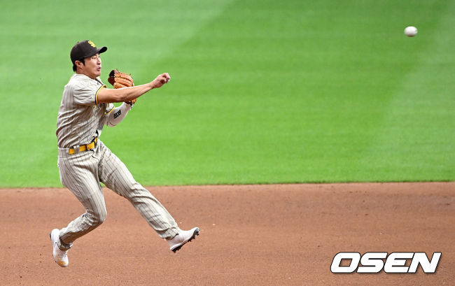 3회말 무사 선두타자로 나선 밀워키 테일러의 땅볼 때 샌디에이고 유격수 김하성이 타구를 잡아 1루로 송구하고 있다. 2022.06.05 / dreamer@osen.co.kr