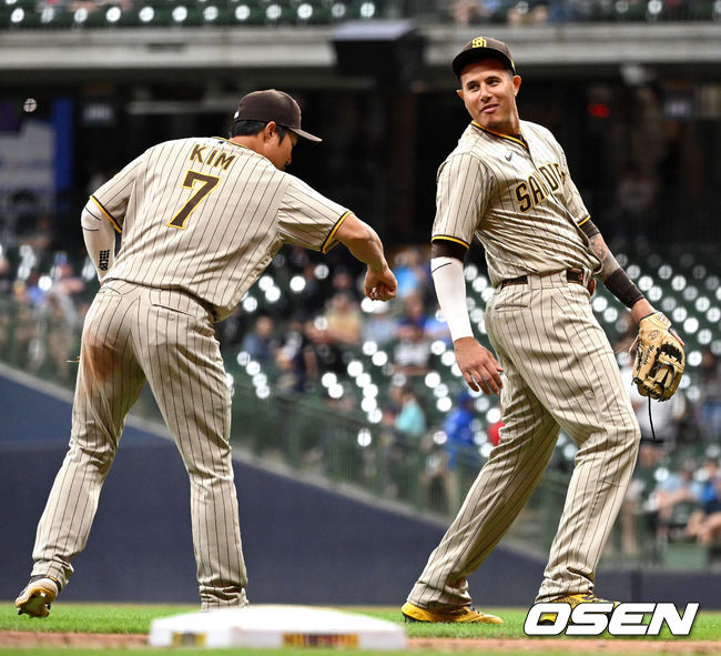 9회말 수비에 나서는 샌디에이고 유격수 김하성과 3루수 매니 마차도가 장난을 치고 있다. 2022.06.04 / dreamer@osen.co.kr