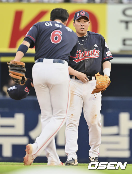 롯데 자이언츠 안치홍이 5회말 무사 1루 박민우의 안타성 타구를 몸을 날려 잡아 병살 처리한 후 이학주의 인사를 받고 있다. 2022.06.04 / foto0307@osen.co.kr