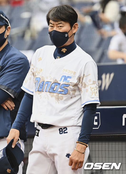 NC 다이노스 강인권 감독 대행이 롯데 더그아웃을 바라보고 있다. / foto0307@osen.co.kr