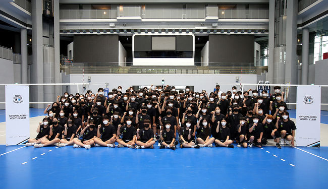 현대캐피탈은 “4일과 5일 구단 복합베이스캠프인 ‘캐슬오브스카이워커스'에 구단 유소년 배구교실인 ‘SKYWALKERS YOUTH CLUB’ 유소년 회원들을 초청해 현대캐피탈 선수들과 함께하는 시간을 보냈다”고 5일 알렸다. / 현대캐피탈 제공