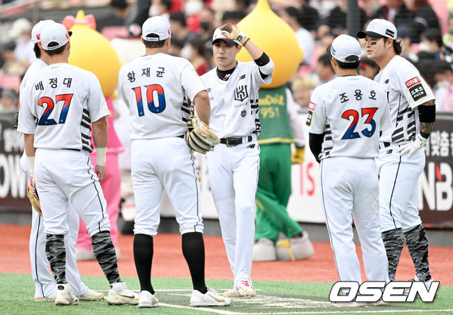 5일 오후 수원KT위즈파크에서 ‘2022 신한은행 SOL KBO리그’ KT 위즈와 KIA 타이거즈의 경기가 열렸다. 경기 시작에 앞서 KT 선수들이 그라운드에 나와 이야기를 나누고 있다. 2022.06.05 /ksl0919@osen.co.kr