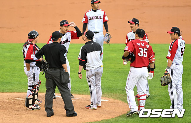 5일 오후 서울 잠실구장에서 2022 신한은행 SOL KBO리그 LG 트윈스와 SSG 랜더스의 경기가 열렸다.2회초 무사에서 LG 임준형이 자신의 타구에 맞고 걱정하는 SSG 한유섬에게 인사를 하고 있다. 2022.06.05 /sunday@osen.co.kr