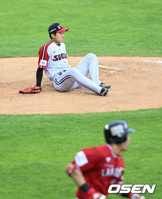 5일 오후 서울 잠실구장에서 2022 신한은행 SOL KBO리그 LG 트윈스와 SSG 랜더스의 경기가 열렸다.2회초 무사에서 LG 임준형이 SSG 한유섬의 타구에 맞고 마운드에 쓰러지고 있다. 2022.06.05