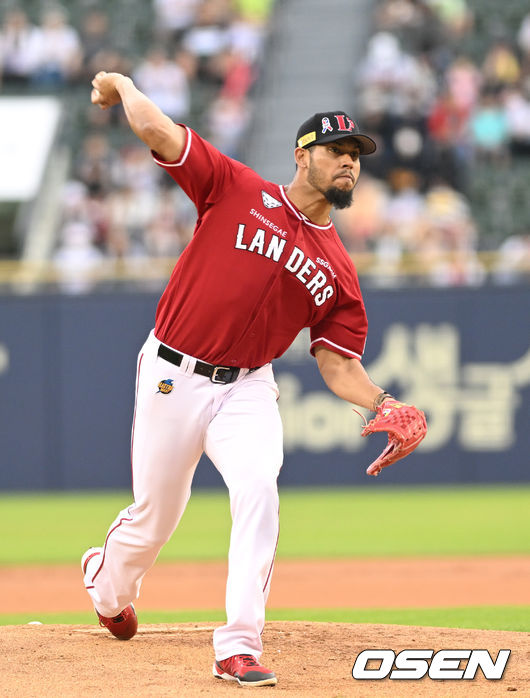 5일 오후 서울 잠실구장에서 2022 신한은행 SOL KBO리그 LG 트윈스와 SSG 랜더스의 경기가 열렸다.1회말 무사에서 SSG 선발투수 폰트가 역투하고 있다. 2022.06.05 /sunday@osen.co.kr