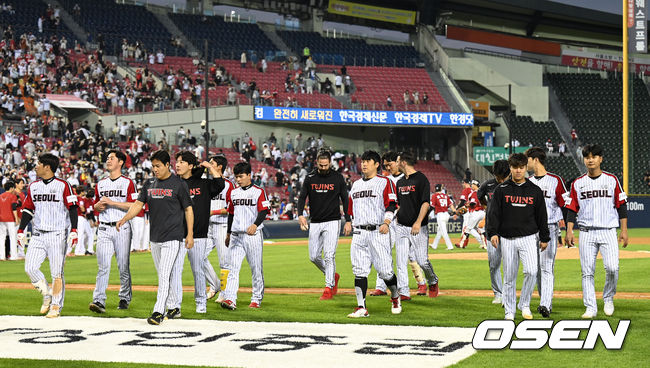 SSG가 LG를 꺾고 3연패에서 탈출했다. 경기 종료 후 LG 선수들이 경기장을 나가고 있다. 2022.06.05 /sunday@osen.co.kr