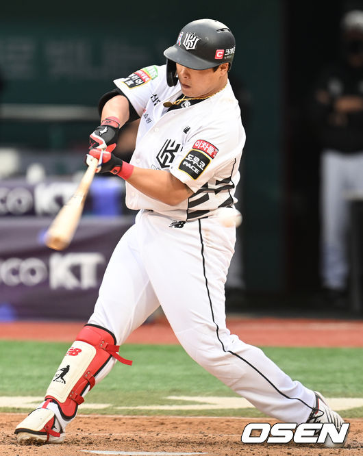 5일 오후 수원KT위즈파크에서 ‘2022 신한은행 SOL KBO리그’ KT 위즈와 KIA 타이거즈의 경기가 열렸다. 3회말 2사 만루 KT 강백호가 헛스윙 삼진아웃되고 있다. 2022.06.05 /ksl0919@osen.co.kr