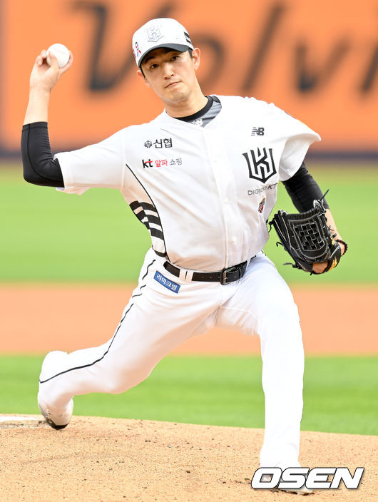 5일 오후 수원KT위즈파크에서 ‘2022 신한은행 SOL KBO리그’ KT 위즈와 KIA 타이거즈의 경기가 열렸다. 1회초 KT 선발 고영표가 마운드에 올라 힘차게 공을 뿌리고 있다. 2022.06.05 /ksl0919@osen.co.kr