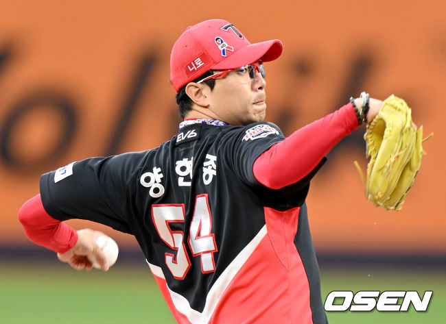 5일 오후 수원KT위즈파크에서 ‘2022 신한은행 SOL KBO리그’ KT 위즈와 KIA 타이거즈의 경기가 열렸다. 1회말 KIA 선발 양현종이 마운드에 올라 힘차게 공을 뿌리고 있다. 2022.06.05 /ksl0919@osen.co.kr