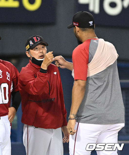 SSG가 LG를 꺾고 3연패에서 탈출했다.SSG는 5일 서울 잠실구장에서 열린 2022시즌 KBO리그 LG와의 경기에서 2-0으로 승리했다. 선발 투수 폰트는 7이닝 동안 3피안타 2볼넷 4탈삼진 무실점으로 승리 투수가 됐다. 시즌 7승째로 다승 공동 선두. 추신수가 2타점 적시타를 기록했다.경기 종료 후 SSG 김원형 감독이 폰트와 승리의 기쁨을 나누고 있다. 2022.06.05 /sunday@osen.co.kr