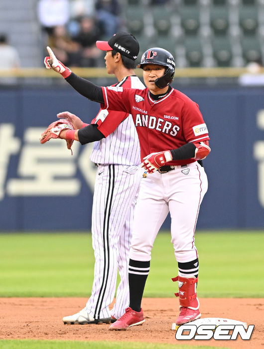 5일 오후 서울 잠실구장에서 2022 신한은행 SOL KBO리그 LG 트윈스와 SSG 랜더스의 경기가 열렸다.3회초 무사에서 SSG 최경모가 좌전 2루타를 치고 환호하고 있다. 2022.06.05 