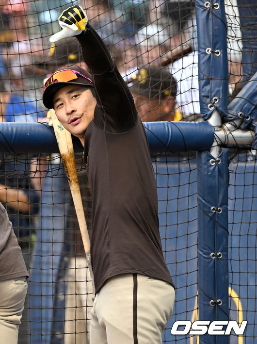 7번타자 유격수로 선발 출격하는 샌디에이고 김하성이 타격 훈련 중 제스처를 보내고 있다. 2022.06.04 / dreamer@osen.co.kr