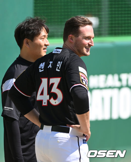 1일 오후 인천 SSG 랜더스필드에서 '2022 신한은행 SOL KBO 리그' SSG 랜더스와 KT 위즈의 경기가 열렸다.KT 벤자민이 미소를 지으며 스트레칭을 하고 있다. 2022.06.01 /sunday@osen.co.kr