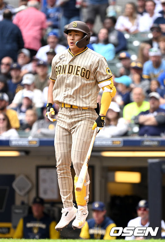4회초 1사 1루 상황 샌디에이고 김하성이 왼쪽 라인을 벗어나는 파울 타구를 바라보며 아쉬워하고 있다. 2022.06.06 / dreamer@osen.co.kr