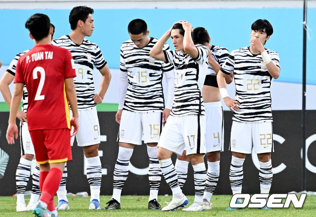 후반 한국 이진용이 경고 두 번으로 퇴장 당하며 아쉬워하고 있다. 2022.06.05 /cej@osen.co.kr