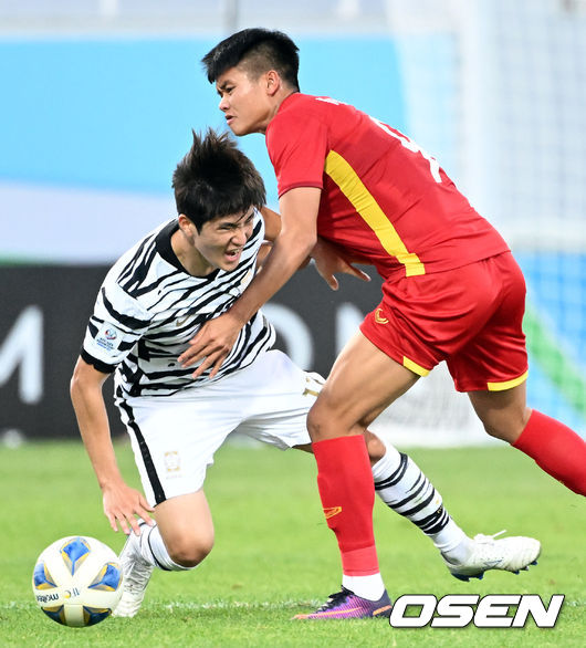후반 한국 이진용이 베트남 선수와 충돌하고 있다. 2022.06.05 /cej@osen.co.kr