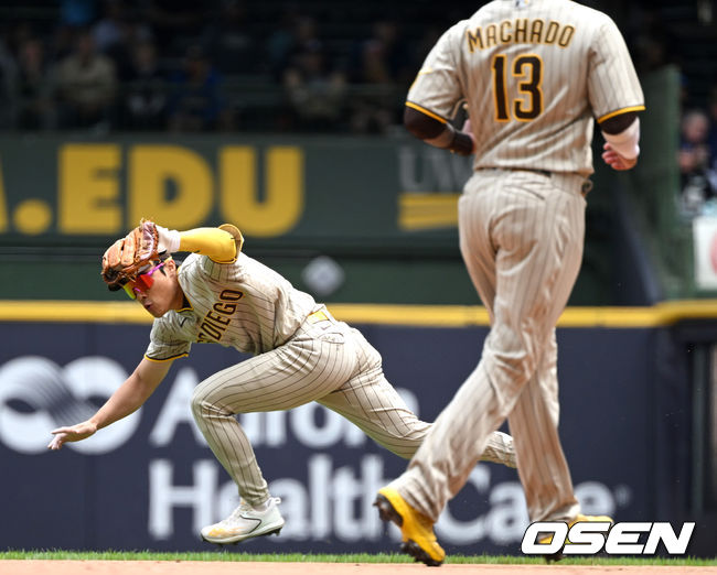 4회말 무사 1루 상황 밀워키 로우디 텔레즈의 삼진 때 샌디에이고 포수 오스틴 놀라가 주자가 도루를 시도하는 것으로 착각해 송구했다. 몸을 날려 송구를 잡아내는 샌디에이고 유격수 김하성. 2022.06.06 / dreamer@osen.co.kr