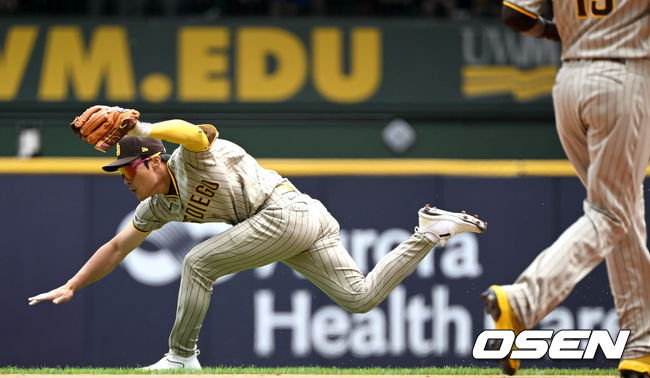 4회말 무사 1루 상황 밀워키 로우디 텔레즈의 삼진 때 샌디에이고 포수 오스틴 놀라가 주자가 도루를 시도하는 것으로 착각해 송구했다. 몸을 날려 송구를 잡아내는 샌디에이고 유격수 김하성. 2022.06.06 / dreamer@osen.co.kr