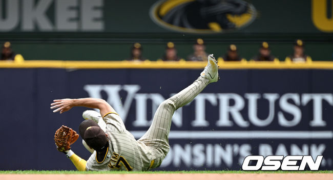 4회말 무사 1루 상황 밀워키 로우디 텔레즈의 삼진 때 샌디에이고 포수 오스틴 놀라가 주자가 도루를 시도하는 것으로 착각해 송구했다. 몸을 날려 송구를 잡아내는 샌디에이고 유격수 김하성. 2022.06.06 / dreamer@osen.co.kr