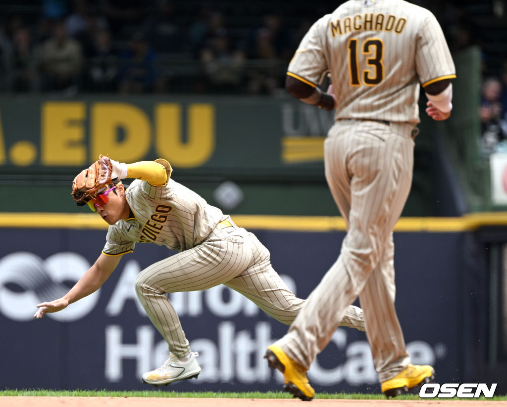 OSEN=밀워키(미국 위스콘신주), 최규한 기자] 디에이고 파드리스 김하성(27)이 2경기 연속 무안타로 침묵했다. 김하성은 6일(이하 한국시간) 미국 위스콘신주 밀워키 아메리칸패밀필드에서 열린 2022 메이저리그 밀워키 브루어스와의 원정경기에 6번타자 유격수로 선발출장, 5타수 무안타로 물러났다. 4회 두 번째 타석에서 잘 맞은 2루타성 타구가 좌측 파울 라인 밖으로 살짝 벗어난 게 아쉬웠다. 전날(5일) 밀워키전에서 4타수 무안타로 9경기 연속 출루 행진을 마감한 김하성은 이날도 안타를 치지 못했다. 2경기 연속 침묵 속에 시즌 타율은 2할2푼1리에서 2할9리(163타수 34안타)로 떨어졌다.4회말 무사 1루 상황 밀워키 로우디 텔레즈의 삼진 때 샌디에이고 포수 오스틴 놀라가 주자가 도루를 시도하는 것으로 착각해 송구했다. 몸을 날려 송구를 잡아내는 샌디에이고 유격수 김하성. 2022.06.06 / dreamer@osen.co.kr