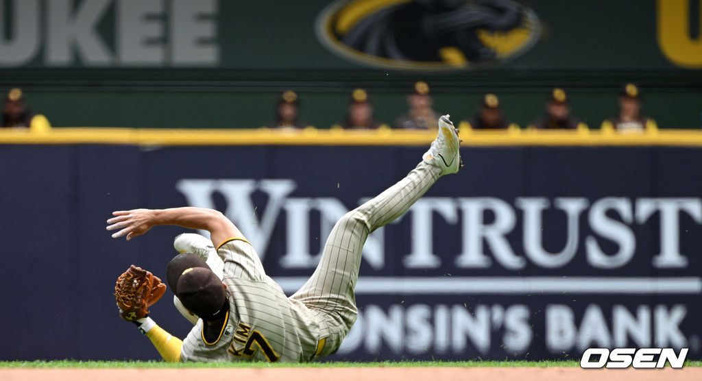 OSEN=밀워키(미국 위스콘신주), 최규한 기자] 디에이고 파드리스 김하성(27)이 2경기 연속 무안타로 침묵했다. 김하성은 6일(이하 한국시간) 미국 위스콘신주 밀워키 아메리칸패밀필드에서 열린 2022 메이저리그 밀워키 브루어스와의 원정경기에 6번타자 유격수로 선발출장, 5타수 무안타로 물러났다. 4회 두 번째 타석에서 잘 맞은 2루타성 타구가 좌측 파울 라인 밖으로 살짝 벗어난 게 아쉬웠다. 전날(5일) 밀워키전에서 4타수 무안타로 9경기 연속 출루 행진을 마감한 김하성은 이날도 안타를 치지 못했다. 2경기 연속 침묵 속에 시즌 타율은 2할2푼1리에서 2할9리(163타수 34안타)로 떨어졌다.4회말 무사 1루 상황 밀워키 로우디 텔레즈의 삼진 때 샌디에이고 포수 오스틴 놀라가 주자가 도루를 시도하는 것으로 착각해 송구했다. 몸을 날려 송구를 잡아내는 샌디에이고 유격수 김하성. 2022.06.06 / dreamer@osen.co.kr