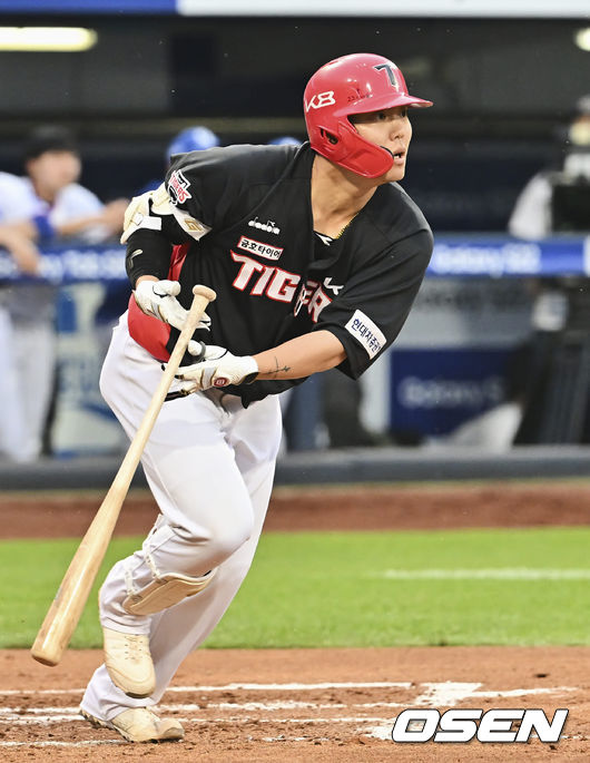 KIA 타이거즈 내야수 류지혁이 안타를 때리고 있다. /OSEN DB
