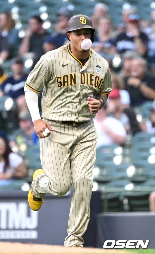 3일(한국시간) 미국 위스콘신주 밀워키 아메리칸 패밀리 필드에서 ‘2022 메이저리그’ 밀워키 브루어스와 샌디에이고 파드리스의 경기가 열렸다.1회초 1사 1루 상황 샌디에이고 매니 마차도가 내야 땅볼을 치고 1루에서 세이프 판정을 받았지만 밀워키의 비디오 판독 요청으로 아웃으로 정정됐다. 풍선껌을 불며 더그아웃으로 향하는 매니 마차도. 2022.06.03 / dreamer@osen.co.kr