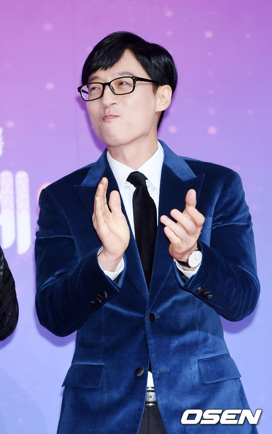 28일 오후 서울 마포구 SBS 프리즘타워 로비에서 진행된 '2018 SBS 연예대상' 포토월 행사에서 유재석이 지석진의 응원에 박수를 치고 있다./ rumi@osen.co.kr