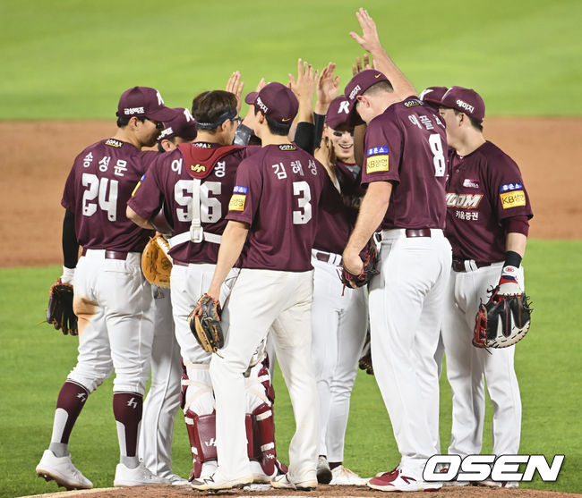 키움 히어로즈 선수들이 롯데 자이언츠에 8-0 완봉승을 올리고 기쁨을 나누고 있다. 2022.05.27 / foto0307@osen.co.kr